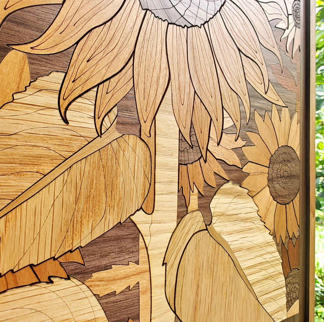 Detalle de cuadro de girasoles en madera mostrando el grano natural de 7 maderas distintas en pétalos y hojas