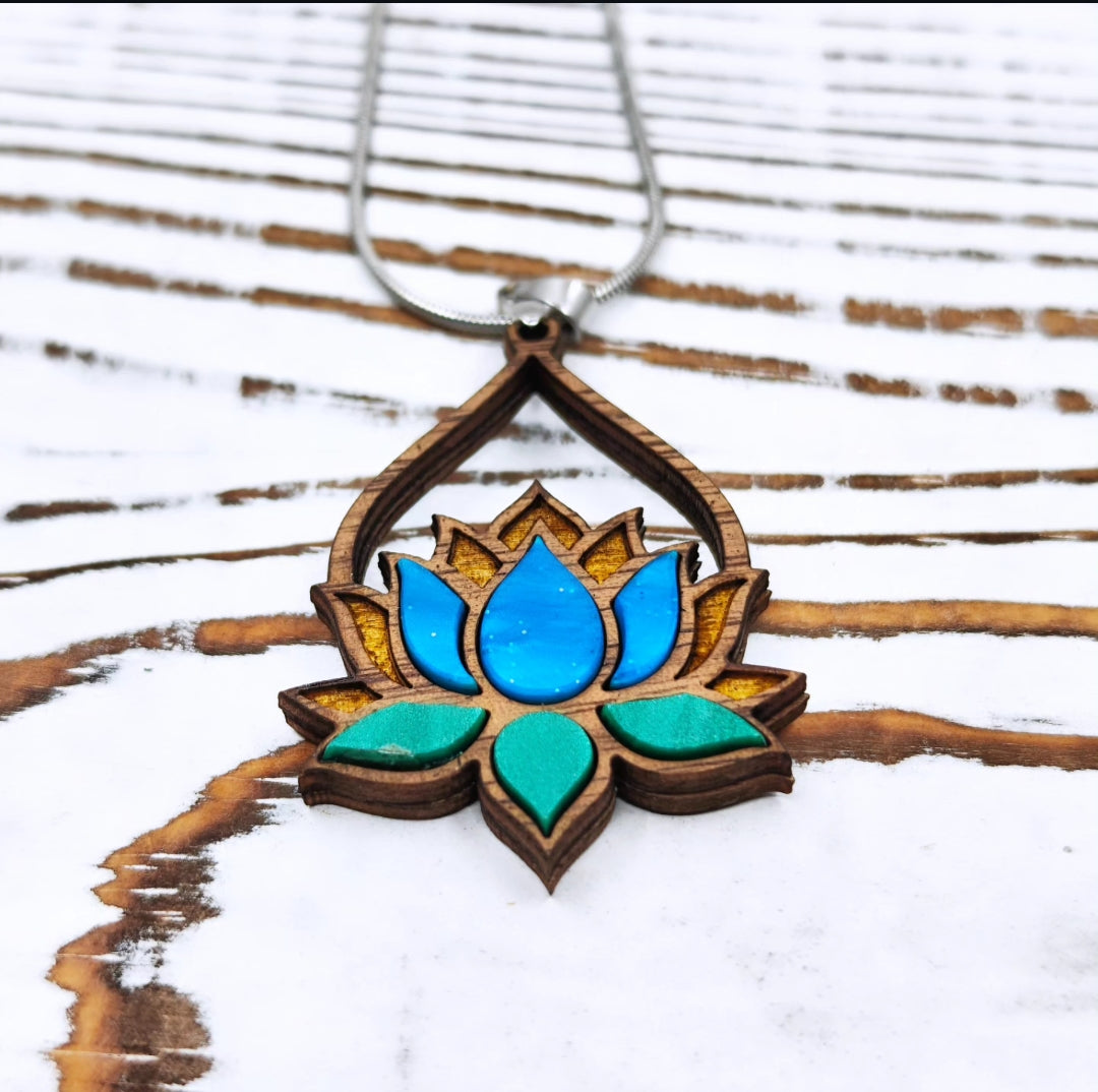 Collar de Flor de Lotus en Acrílico y Madera
