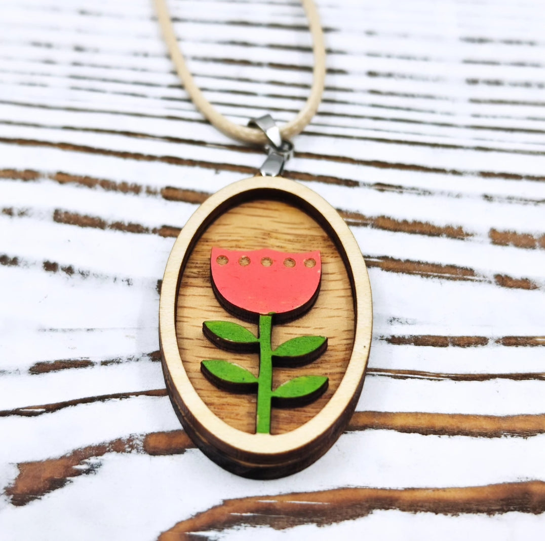 Flor roja enmarcada collar