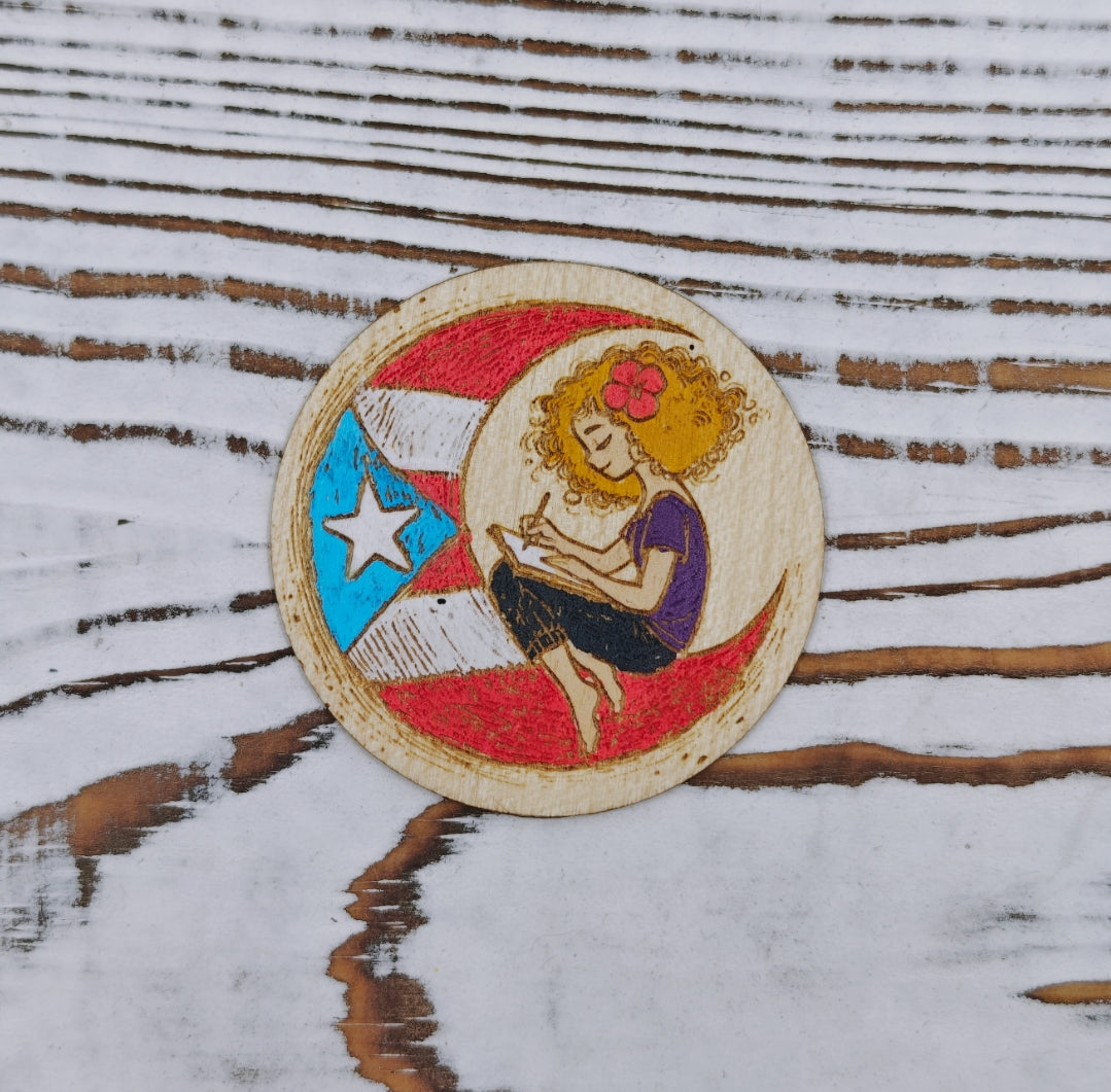 Sticker de Madera Mujer Boricua en la Luna | Para Mentes Creativas
