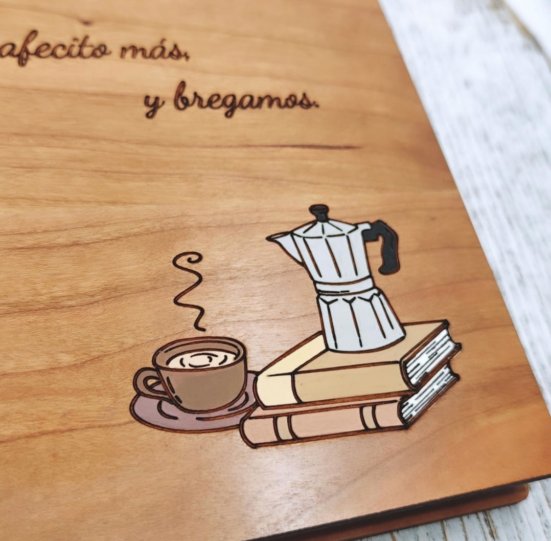 Libreta de madera A5 rellenable pintada a mano con diseño de café y libros