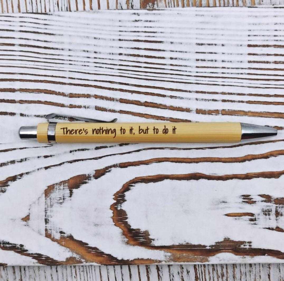 Bolígrafo de bambú con grabado láser de la frase "There's Nothing to It, But to Do It" y tinta negra