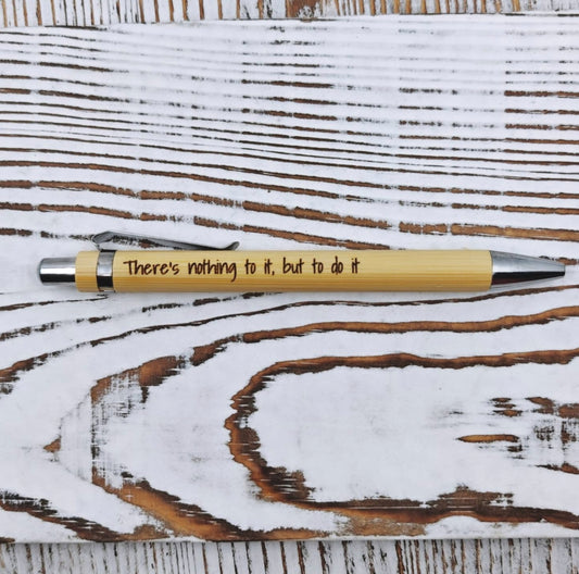 Bolígrafo de bambú con grabado láser de la frase "There's Nothing to It, But to Do It" y tinta negra