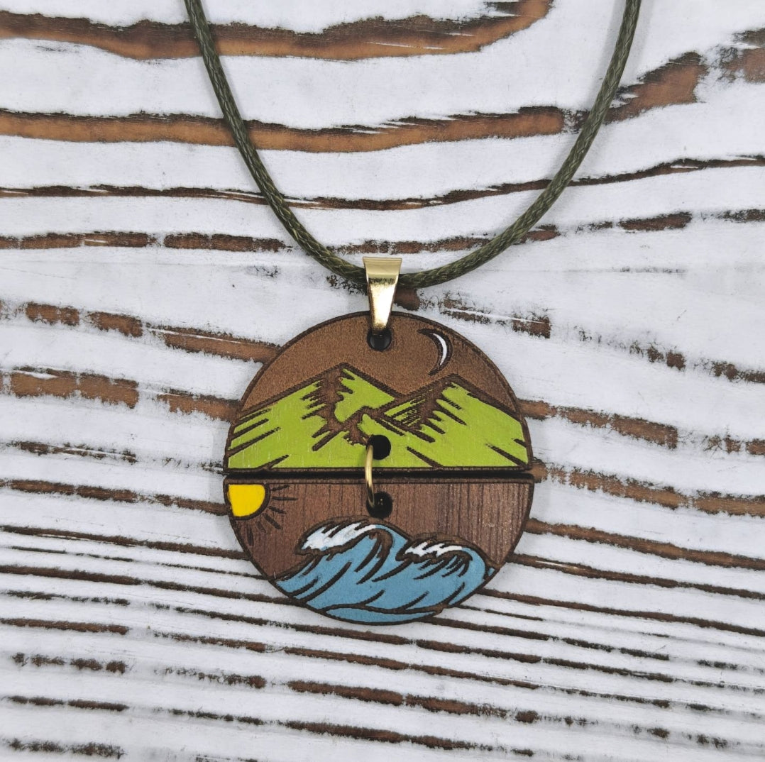 Collar de madera de nogal inspirado en los paisajes de montaña y playa de Puerto Rico con cordón verde olivo.