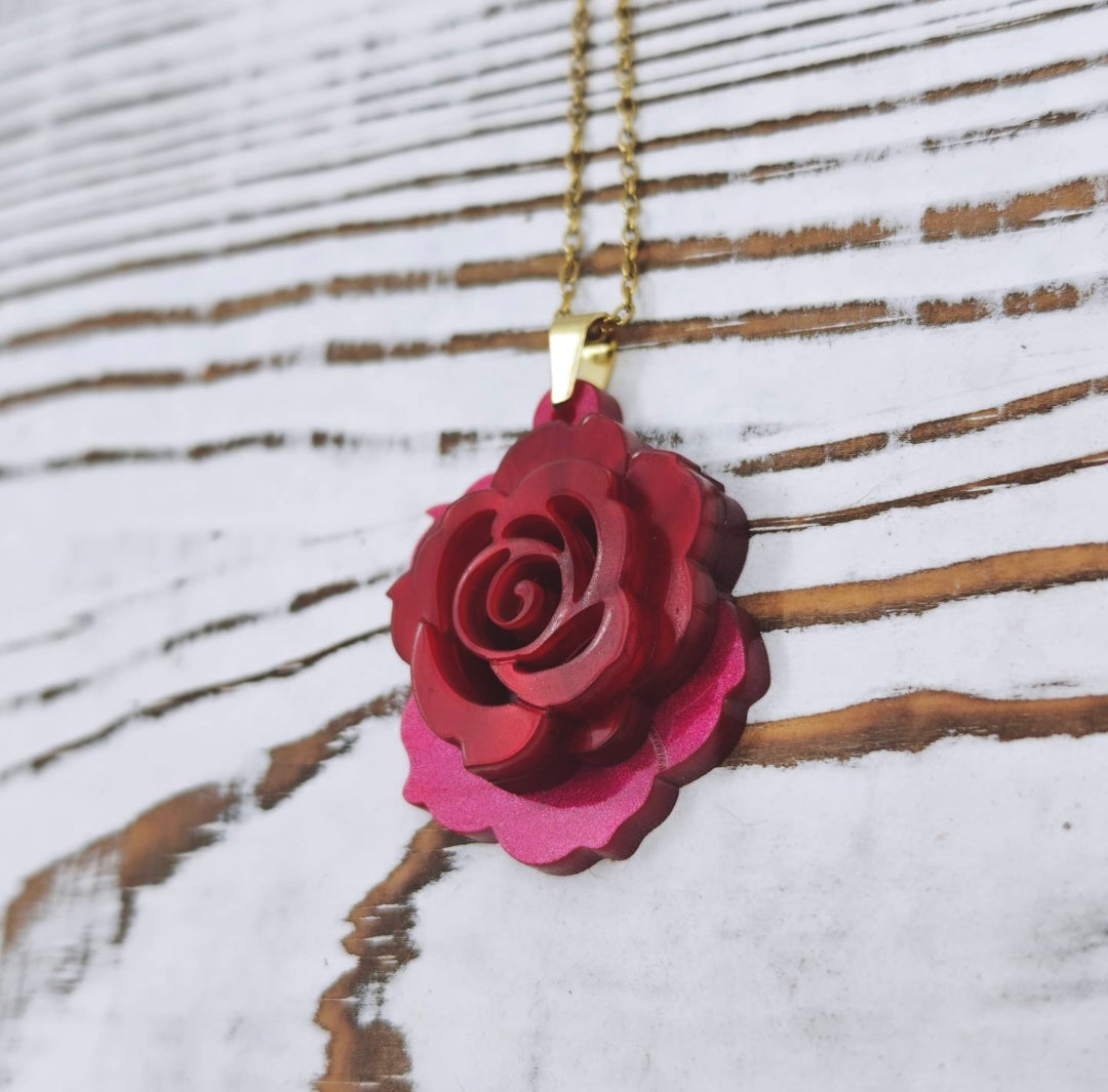 Collar de rosa 3D elaborado en acrílico rojo perlado con cadena dorada de stainless steel.