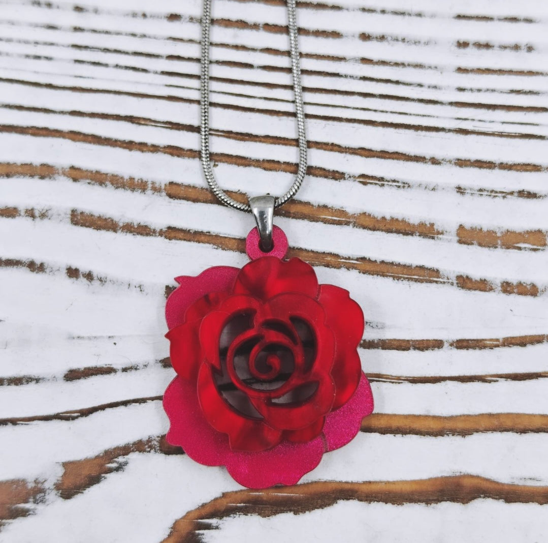 Collar de rosa en acrílico rojo perlado con cadena de stainless steel color plata.