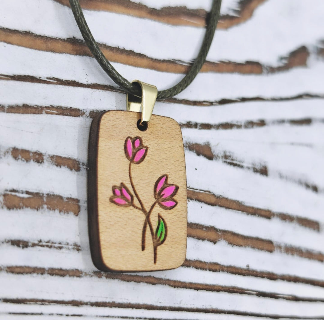 Collar floral de madera hecho en Puerto Rico con cordón encerado y herraje dorado.