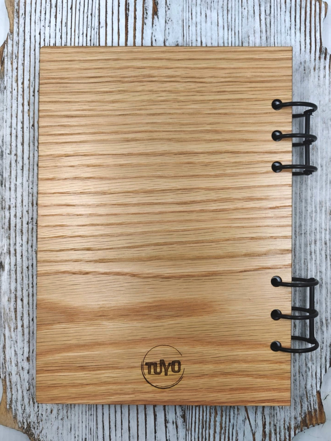 Contraportada  de la libreta A5 de madera de roble rojo con ilustración de El Yunque pintada a mano.