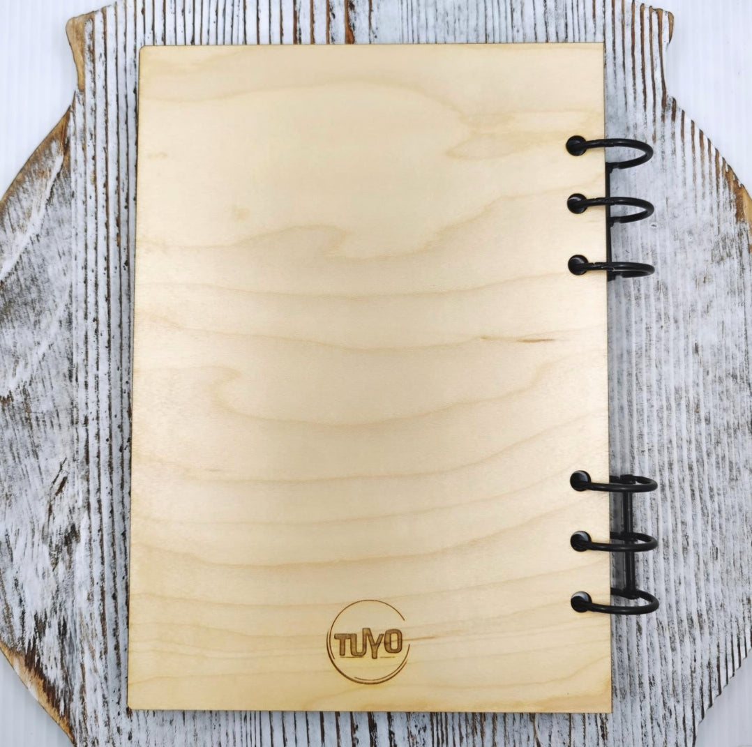Contraportada de libreta de madera de arce con diseño minimalista de TuYo.