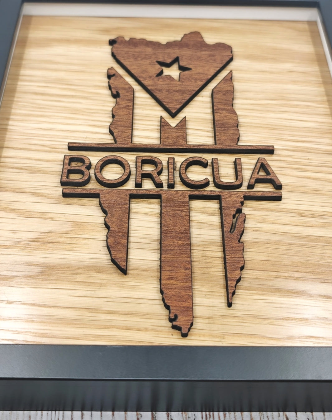 Detalle del efecto tridimensional en cuadro de madera de Puerto Rico.