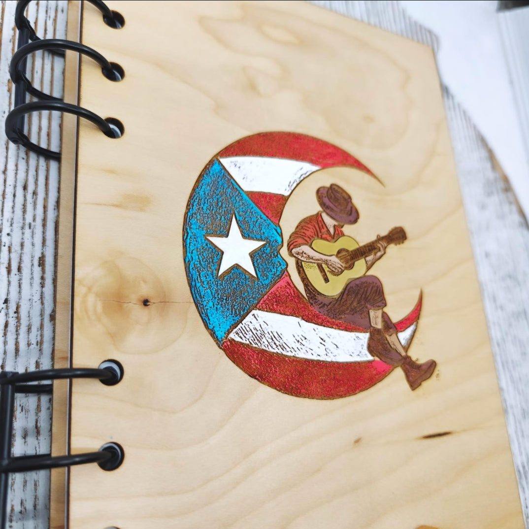 Detalle de la portada de madera de arce pintada a mano con un jíbaro tocando guitarra sobre una luna con la bandera de Puerto Rico.