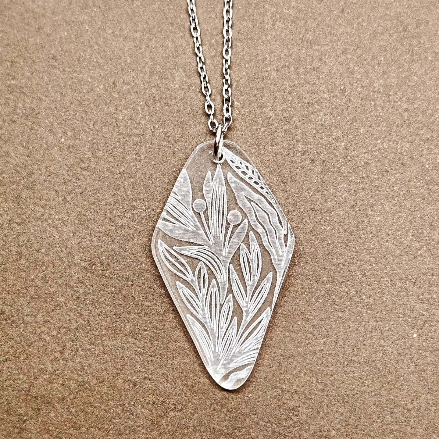 Collar de hojas transparente