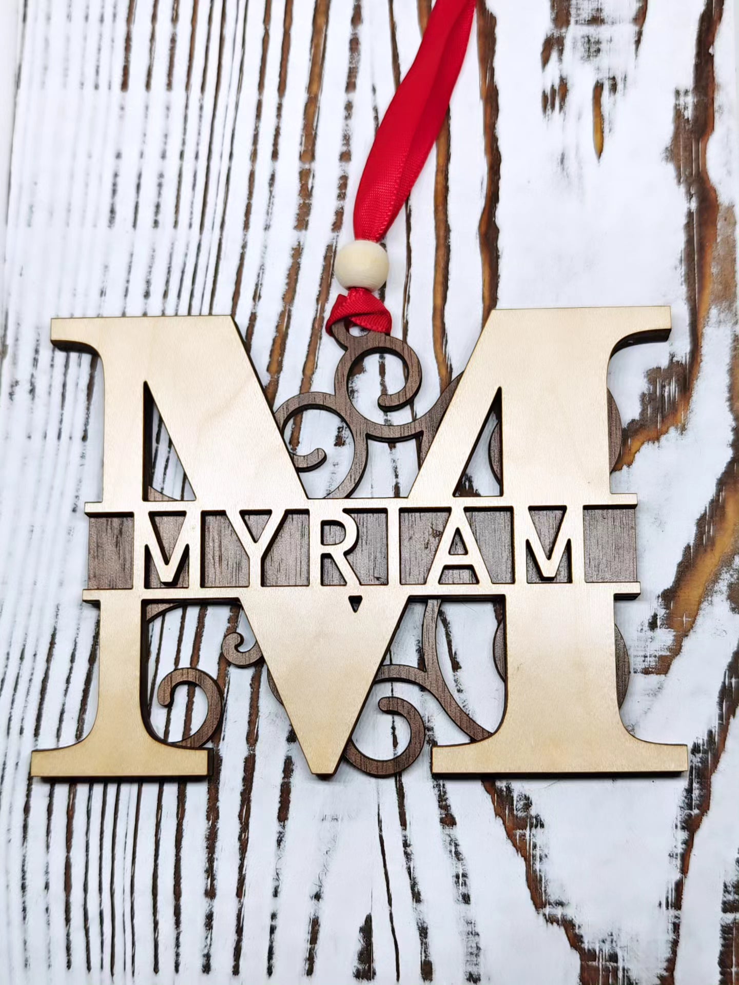 Adorno personalizado con inicial y nombre