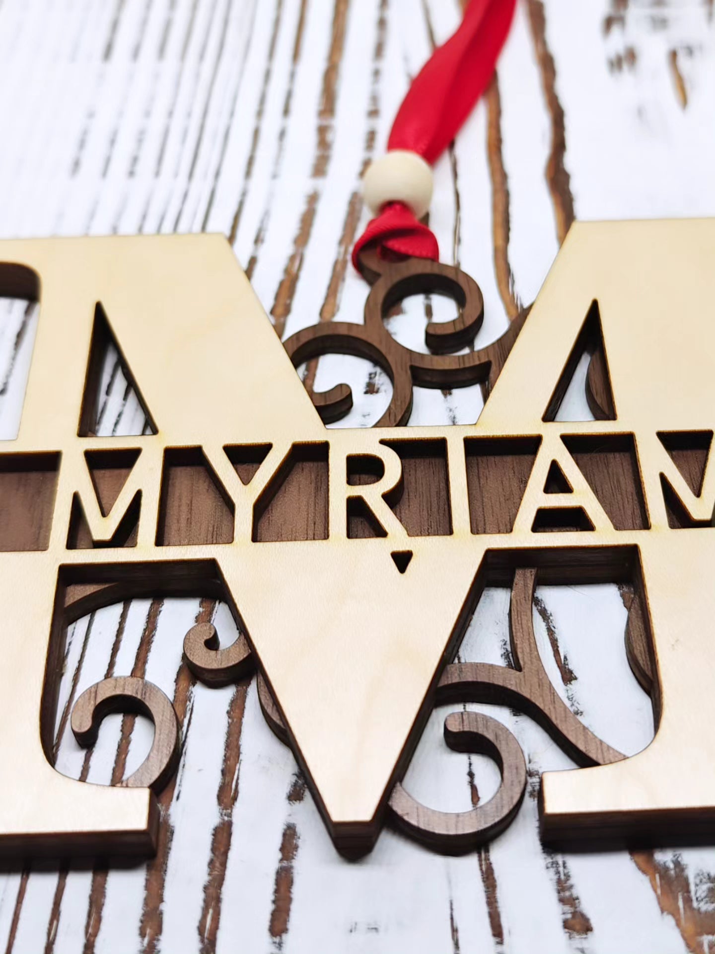 Adorno personalizado con inicial y nombre