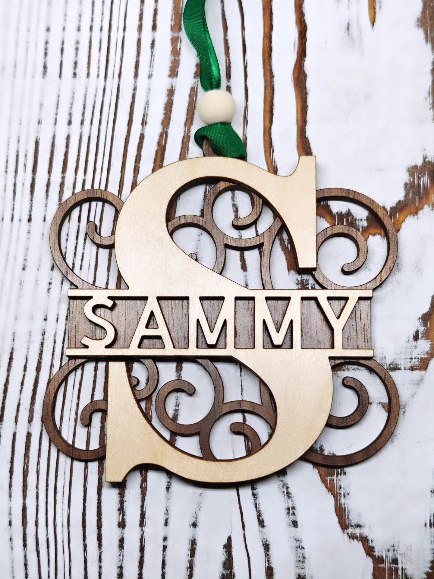 Adorno personalizado con inicial y nombre