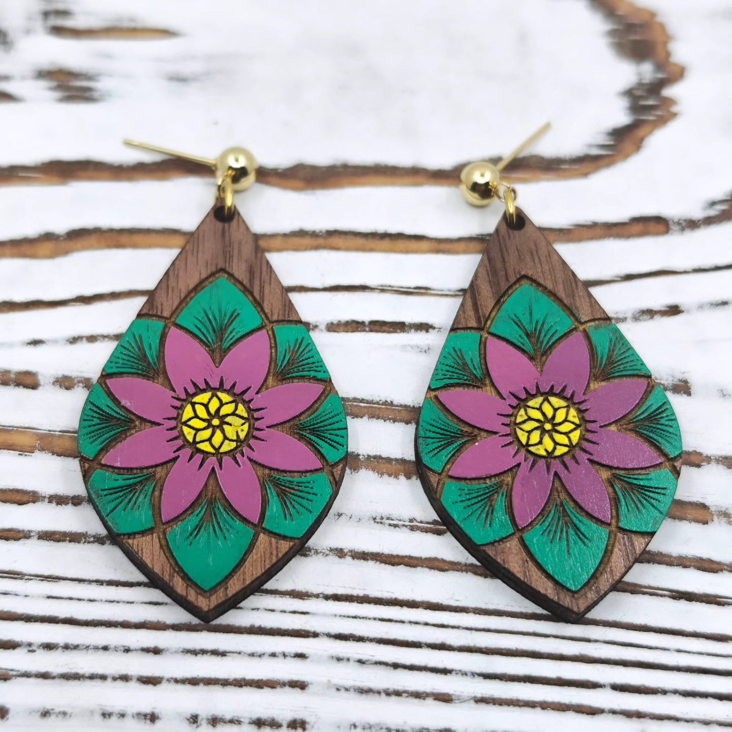 Pantallas Florales en Madera