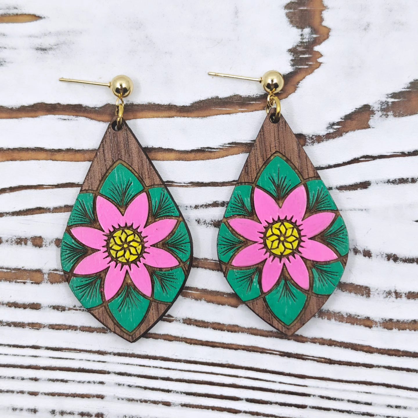 Pantallas Florales en Madera