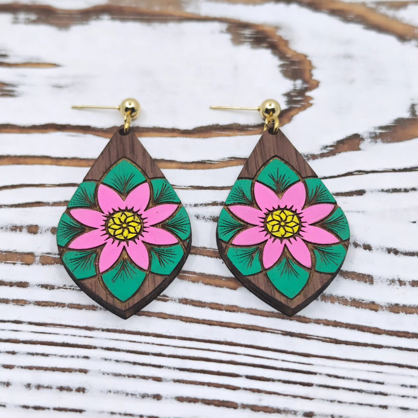 Pantallas Florales en Madera