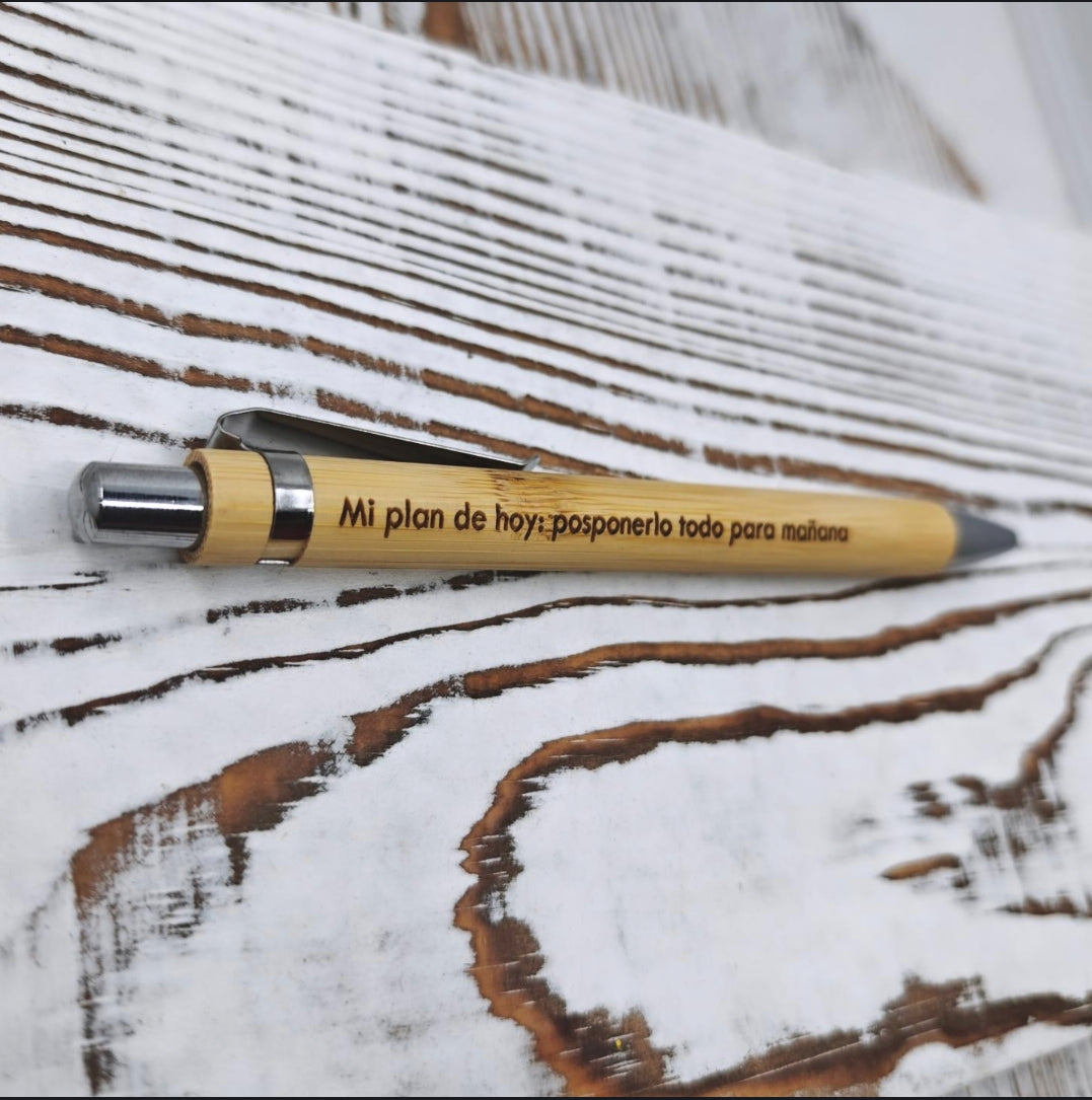 Detalle del grabado láser en bolígrafo de bambú con la frase "Mi plan de hoy: posponerlo todo para mañana"
