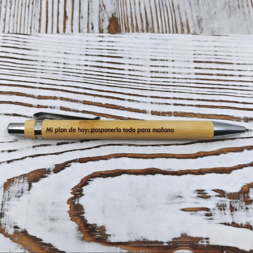 Bolígrafo de bambú con grabado láser de la frase "Mi plan de hoy: posponerlo todo para mañana" y tinta negra