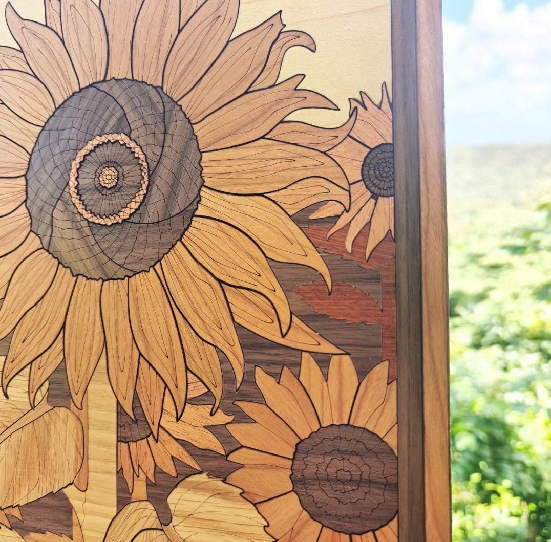 Cuadro decorativo de girasoles hecho con 7 tipos de madera, detalle de esquina y marco de madera