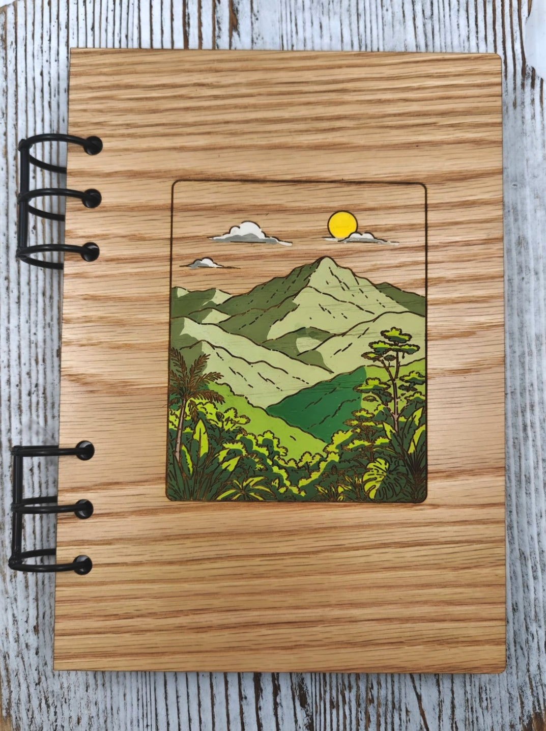 Libreta A5 rellenable elaborada en madera de roble rojo con cubierta de granos naturales y sistema de seis anillos metálicos.