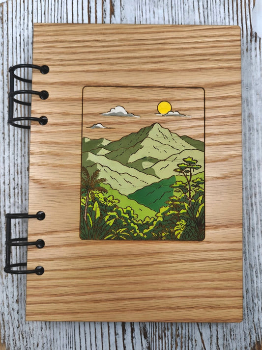 Libreta A5 rellenable elaborada en madera de roble rojo con cubierta de granos naturales y sistema de seis anillos metálicos.