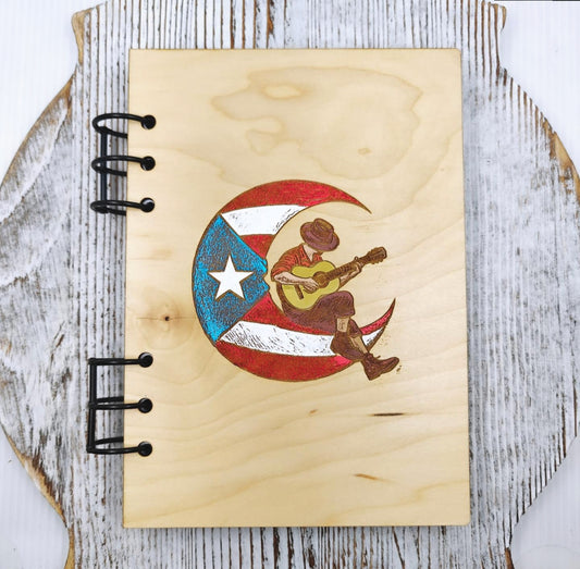 Libreta A5 de madera de arce con diseño Jíbaro en la Luna inspirado en Puerto Rico.
