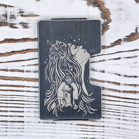 Cartera minimalista negra con ilustración artística de mujer boricua"