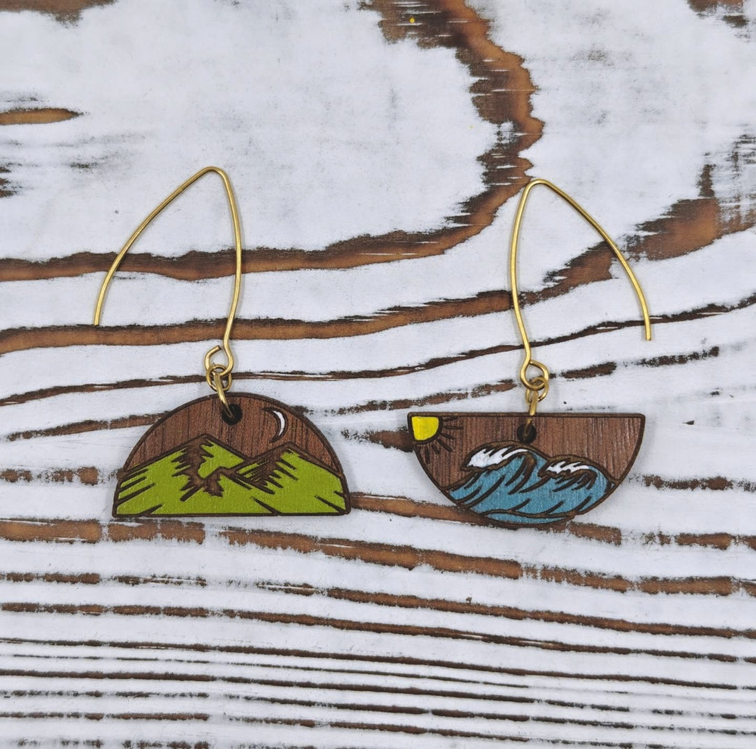 Pantallas de madera de nogal pintadas a mano inspiradas en las montañas y el mar de Puerto Rico.