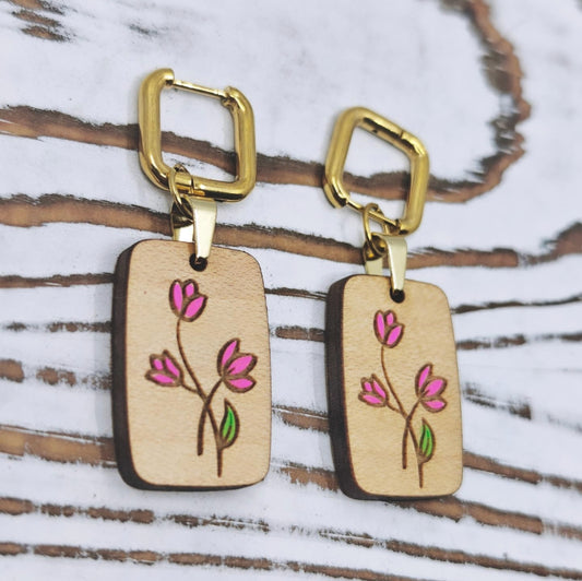 Pantallas de madera con diseño floral minimalista pintadas a mano y herrajes dorados.