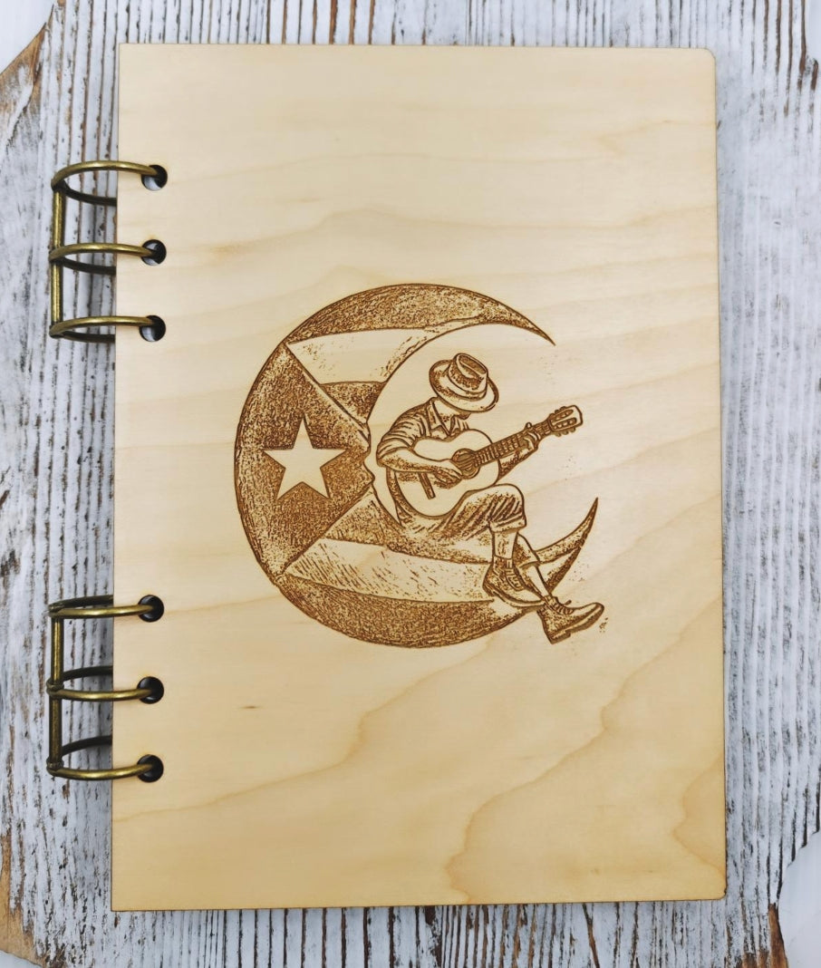 Libreta A5 rellenable de madera de arce con diseño "Jíbaro en la Luna", inspirado en Puerto Rico y disponible pintada a mano o en acabado natural.