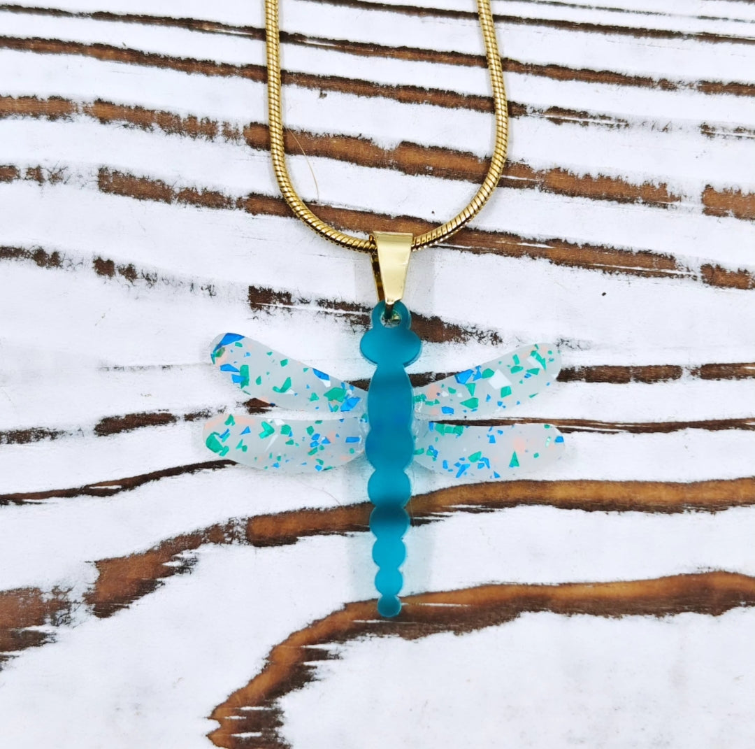 Collar de libélula en acrílico