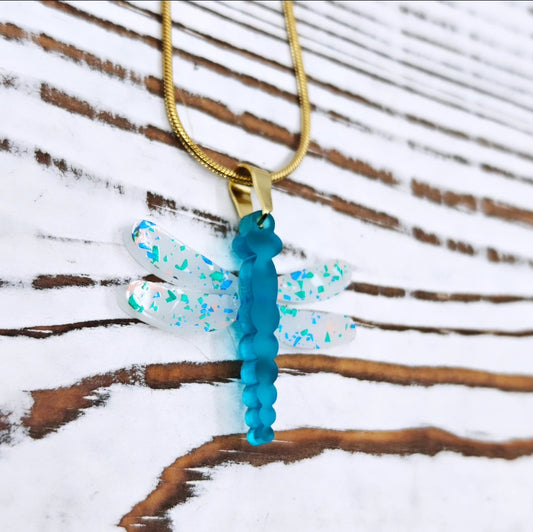 Collar de libélula en acrílico