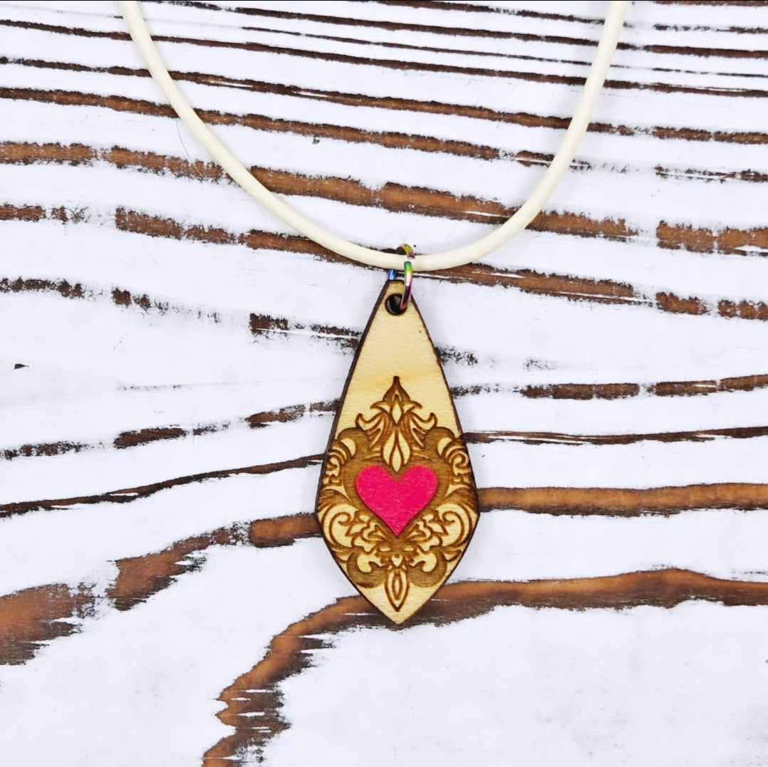 Collar de corazón en madera
