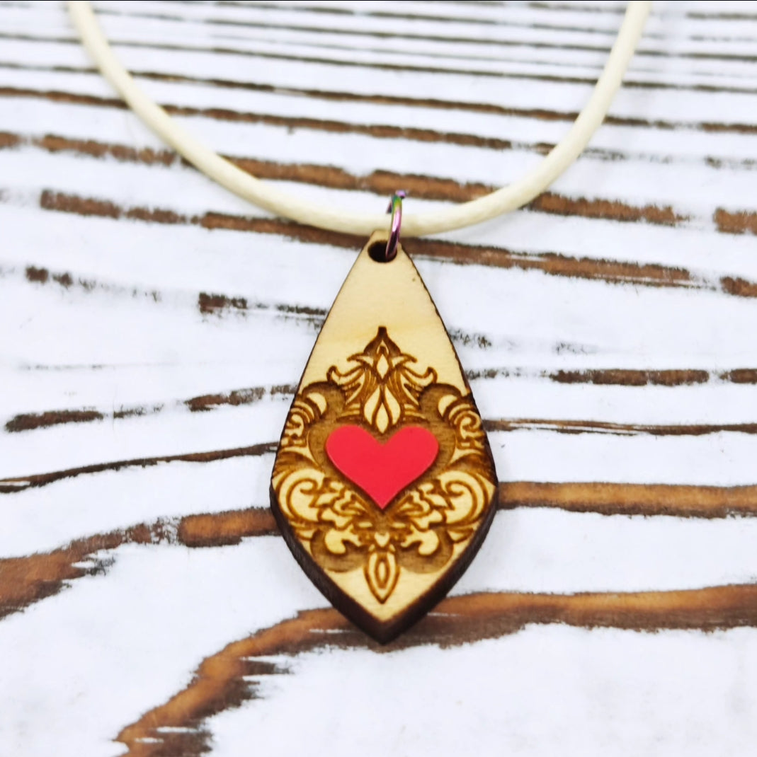 Collar de corazón en madera