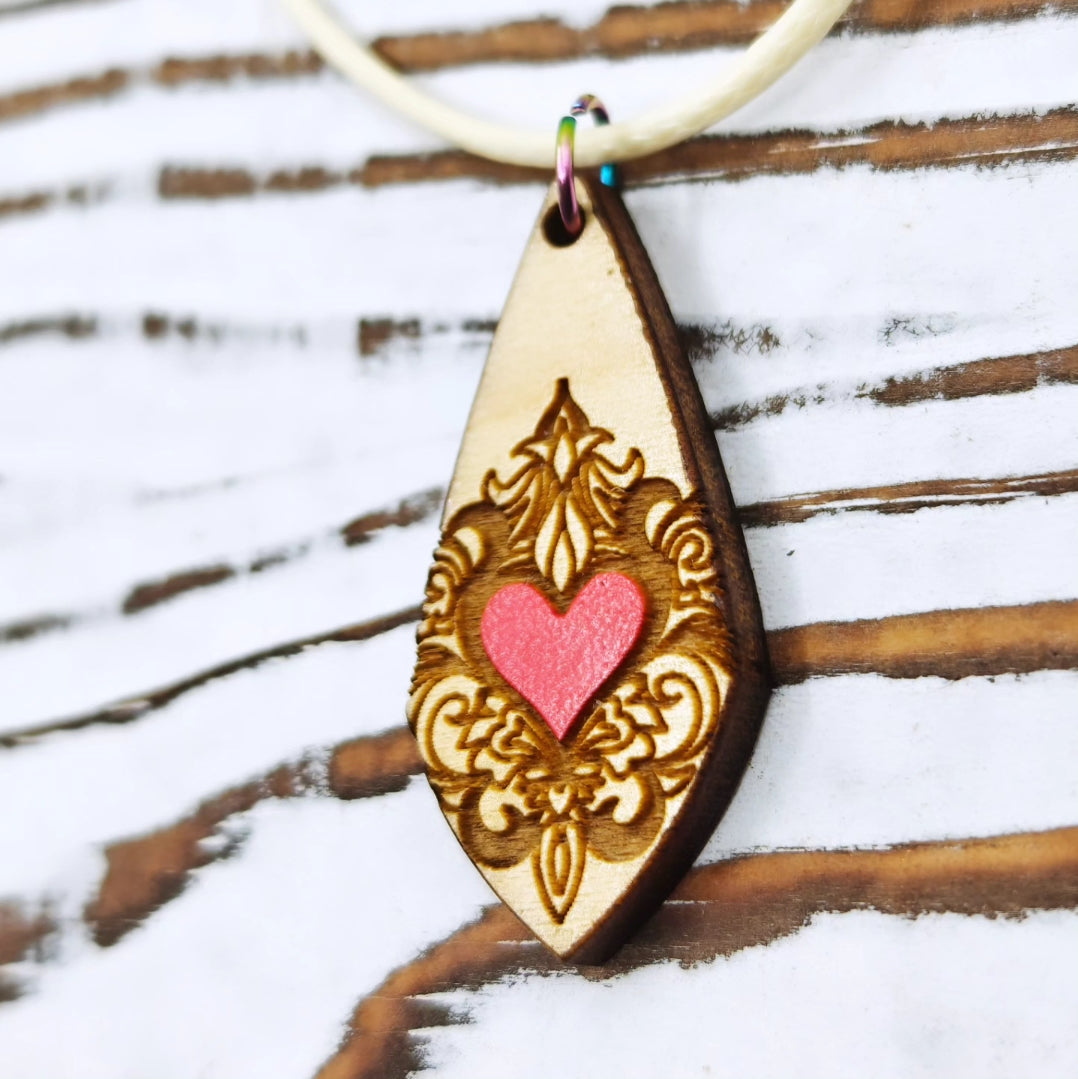 Collar de corazón en madera