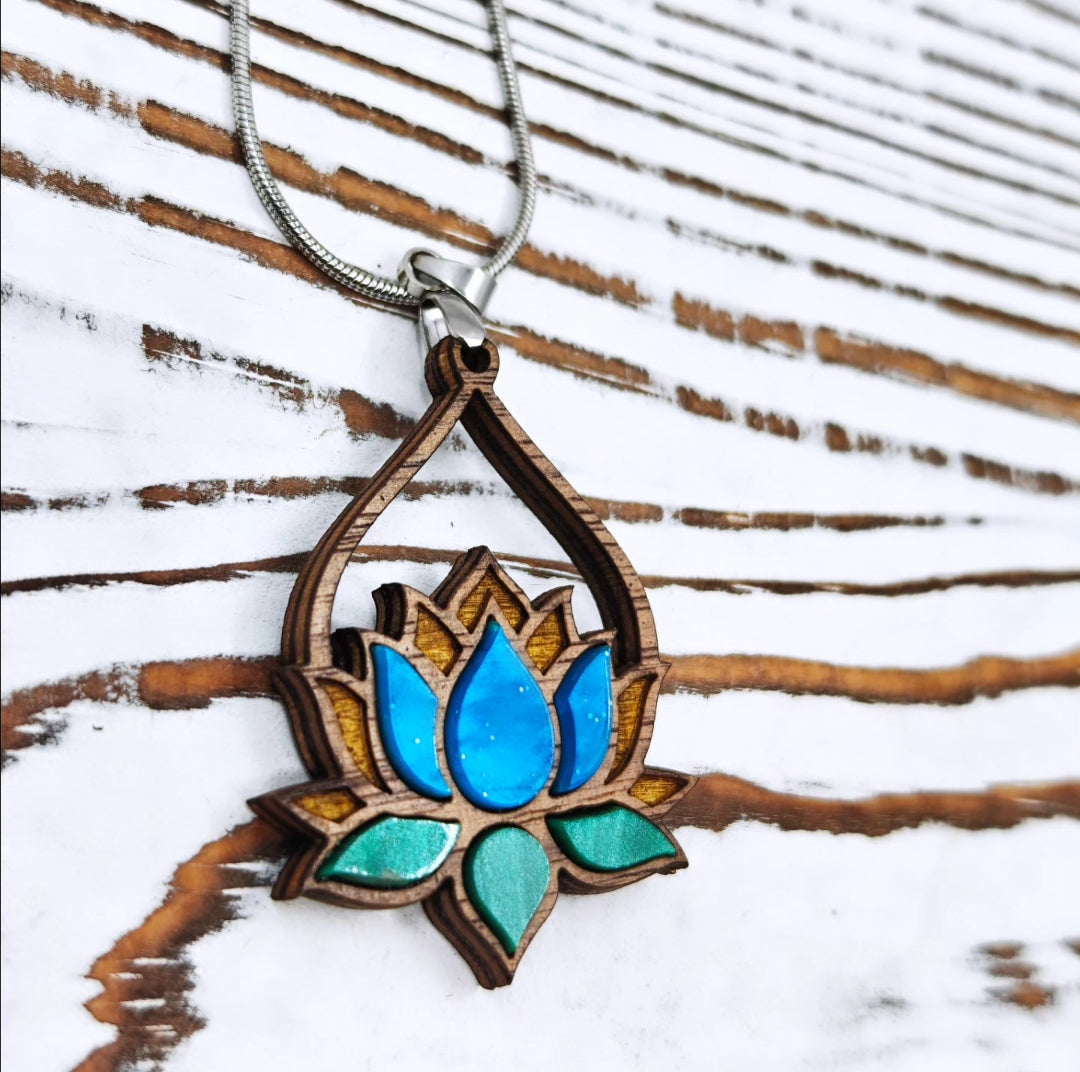 Collar de Flor de Lotus en Acrílico y Madera