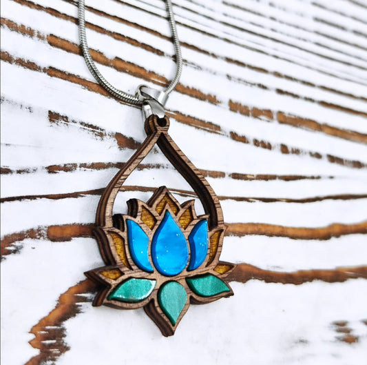 Collar de Flor de Lotus en Acrílico y Madera