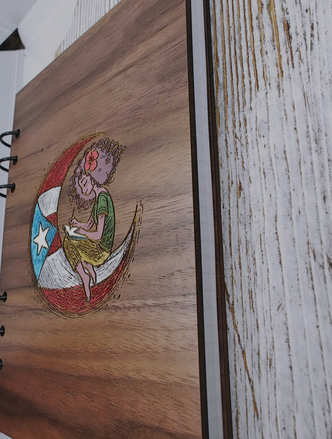 Libreta en Madera A5 | Rellenable | Boricua en la luna, mujer