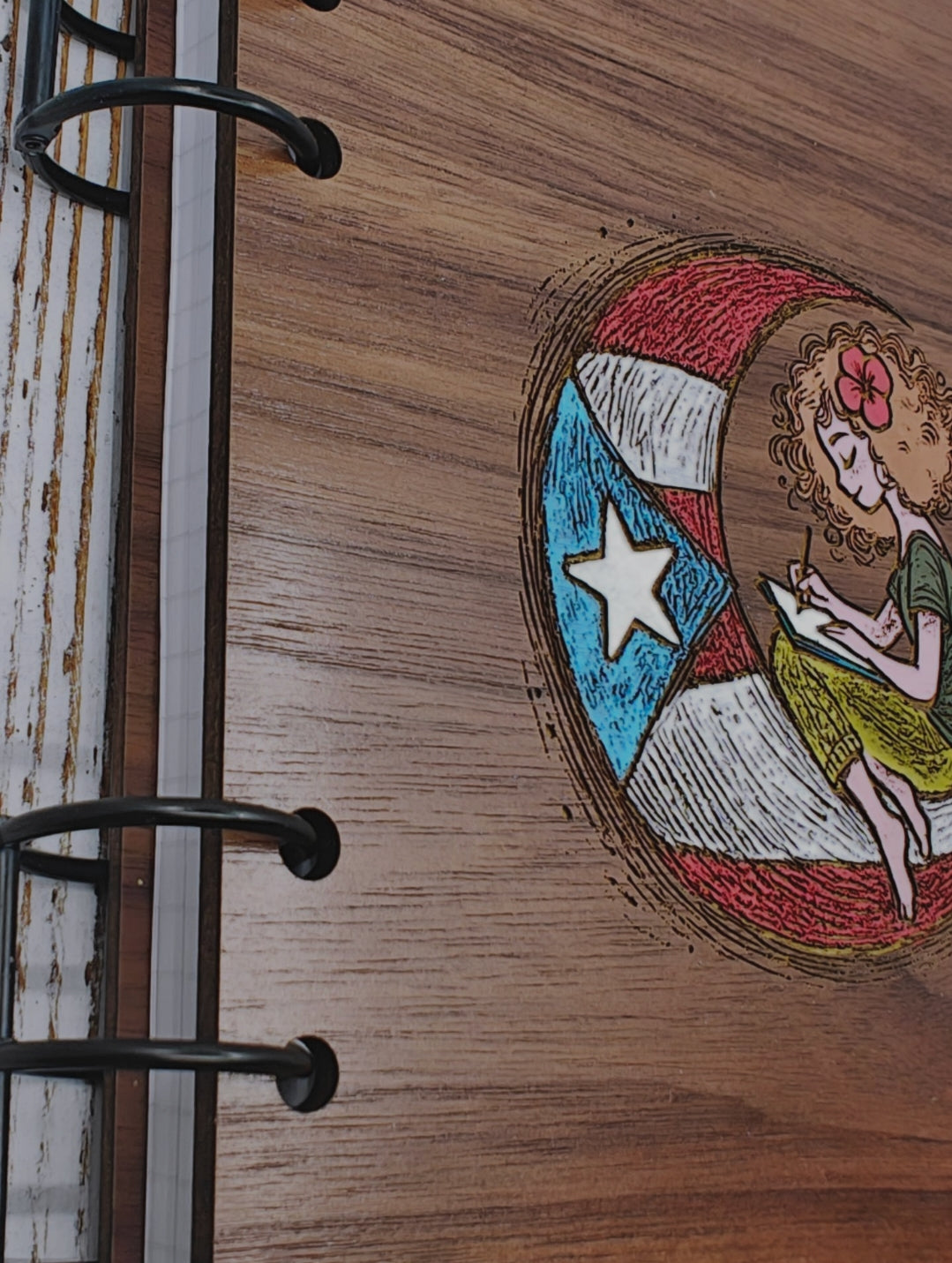 Libreta en Madera A5 | Rellenable | Boricua en la luna, mujer