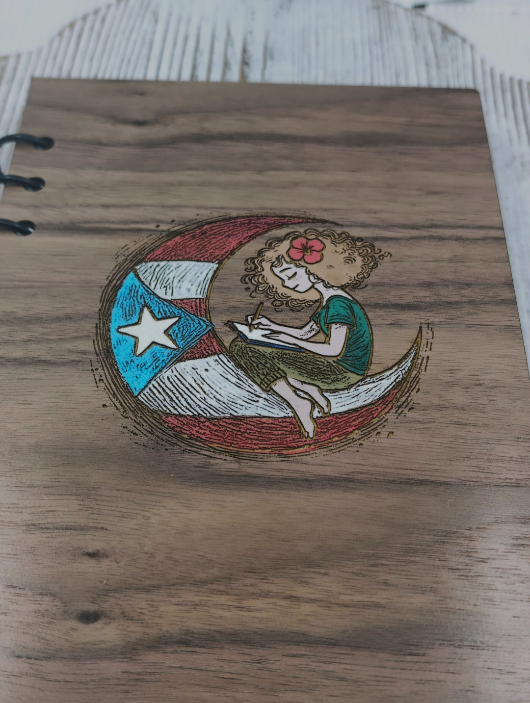 Libreta en Madera A5 | Rellenable | Boricua en la luna, mujer