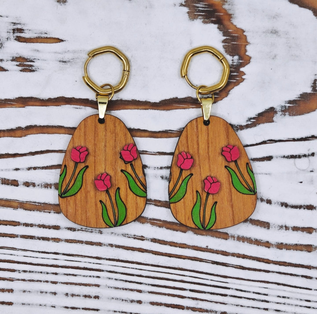 Aretes de madera con tulipanes pintados a mano