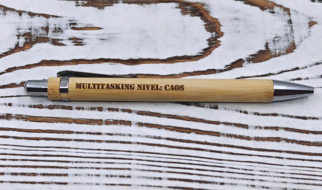 Bolígrafo de bambú con grabado láser de la frase "Multitasking Nivel: Caos" y tinta negra