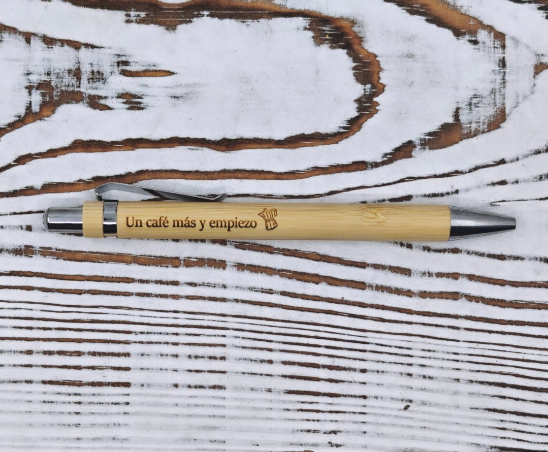 Bolígrafo de bambú con grabado láser de la frase "Un café más y empiezo" y tinta negra