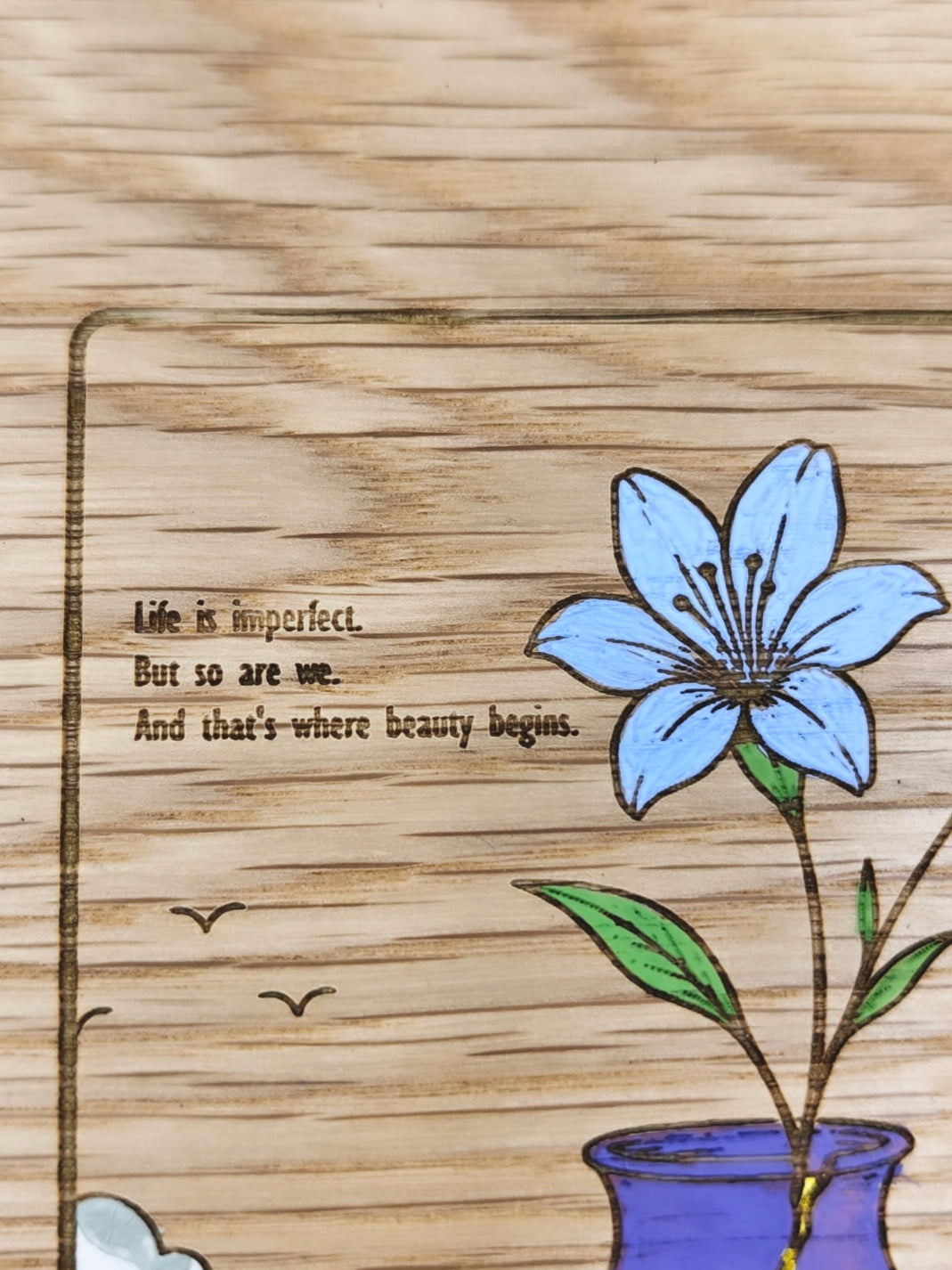 Detalle de la frase grabada "Life is imperfect. But so are we." en la libreta Kintsugi.