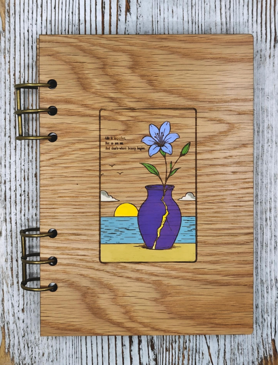 Vista completa de la libreta A5 Kintsugi sobre fondo de madera rústica.