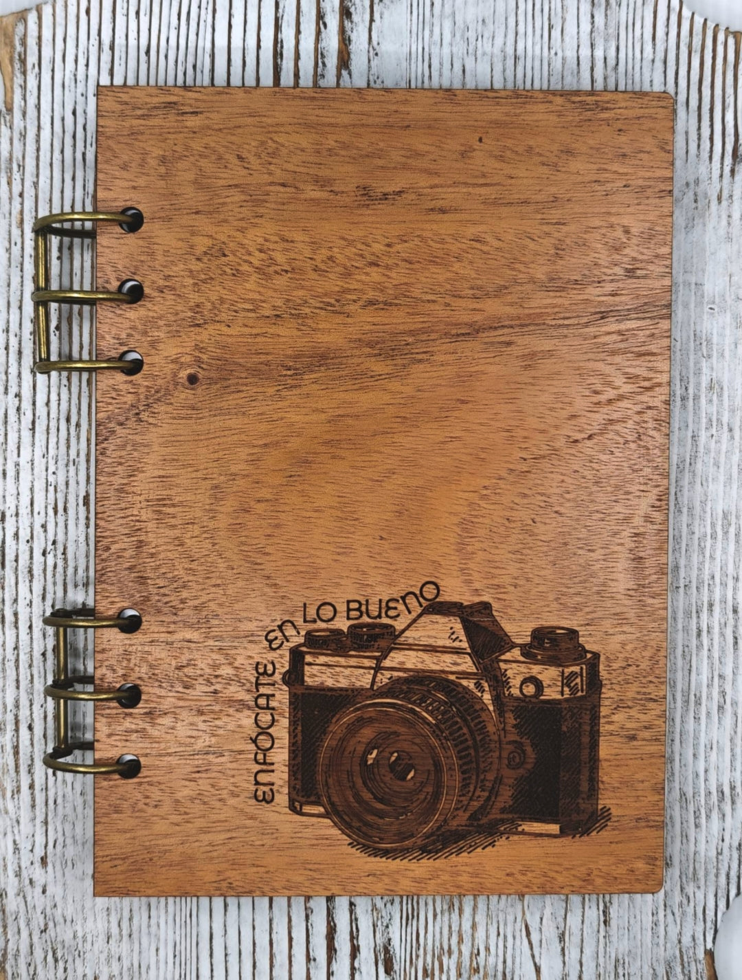 Libreta A5 de madera rellenable con diseño de cámara grabado, "Enfócate en lo bueno."