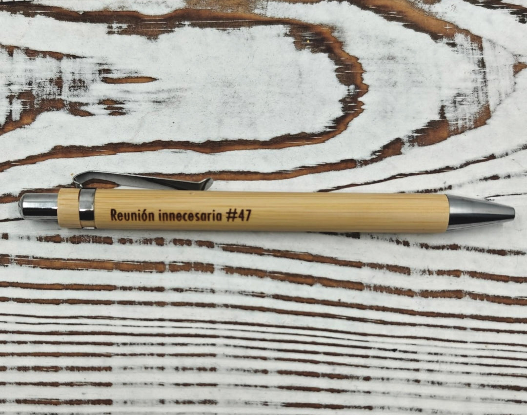 Bolígrafo de bambú con grabado láser de la frase "Reunión innecesaria #47" y tinta negra