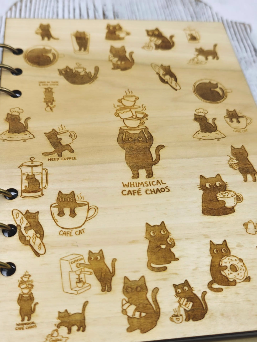 Libreta A5 de madera con grabado láser de gatos tomando café, diseño Whimsical Café Chaos, vista de cerca